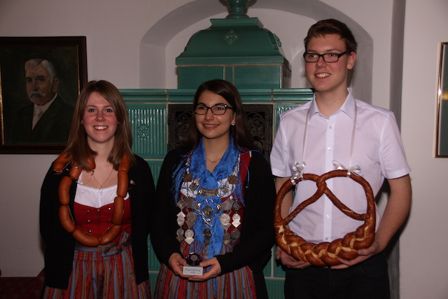 Die Jugendkönige der Alpenrose v.l. Conny Demmelmair, Alexandra Heimerl und Daniel Demmelmair freuen sich über ihre Insignien